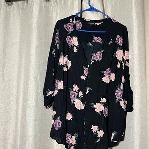 TORRID LONG SLEEVE BUTTON DOWN SIZE 4